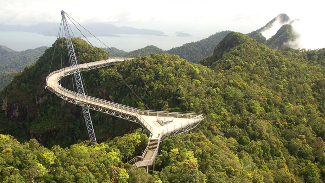 Cầu Skyka Langkawi (Langkawi, Malaysia): Với tầm nhìn ra khung cảnh hùng vĩ của eo biển Malacca, ngay bên cạnh đỉnh núi phủ rừng xanh bạt ngàn Gunung Mat Chinchang, cầu Skykaa Langkawi treo lơ lửng ở độ cao 660m không dành cho người yếu tim.
