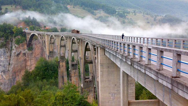 Cầu Đurđevića Tara (Žabljak, Montenegro): Không hài lòng với công trình cầu treo từng là lớn nhất châu Âu, người dân Montenegro quyết định xây dựng  thêm đường trượt zipline ngay bên cạnh nó, để những du khách ưa mạo hiểm có thể trải nghiệm bay lượn ngắm toàn cảnh như chim.
