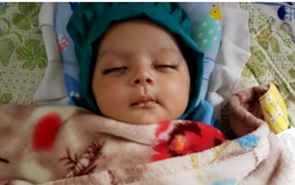 Em bé đầu tiên trên thế giới vừa lọt lòng mẹ đã có 7 chiếc răng - 1