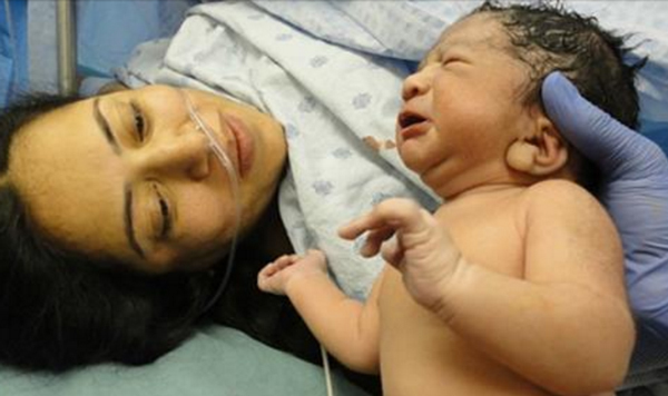 Mẹ bầu bất ngờ chuyển dạ trên trời, con được miễn phí bay trọn đời - 1