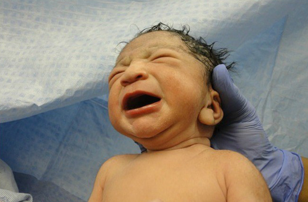 Mẹ bầu bất ngờ chuyển dạ trên trời, con được miễn phí bay trọn đời - 2