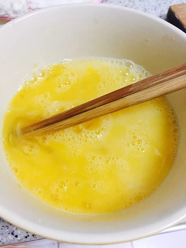 Cách rán trứng ngon khi đánh trứng mà cho thêm bột nở và chanh