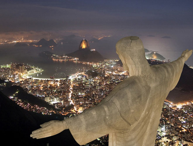 Núi Corcovado, Rio de Janeiro, Brazil

Corcovado là ngọn núi nổi tiếng thế giới vì trên đỉnh núi này có Tượng Kito Chúa Cứu Thế (Christ The Redeemer) khổng lồ cao 38 thước, được bầu chọn là một trong 7 kỳ quan thế giới hiện đại. Bức tượng khổng lồ chúa Kitô Đấng Cứu thế – Rio de Janeiro  nổi tiếng nhìn ra ôm trọn thành phố Rio de Janeiro sôi động này.

Đến Rio de Janeiro, không ít nhà thám hiểm đã phải sững sờ trước vẻ đẹp của ngọn núi "lưng gù" Corcovado (trong tiếng Bồ Đào Nha, "Corcovado" có nghĩa là "lưng gù"). 
