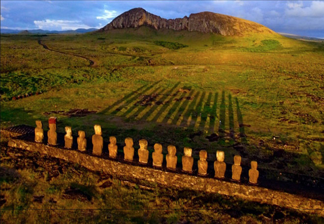 



Đảo Phục Sinh, bờ biển phía Tây Chile

Tọa lạc ngoài khơi bờ biển phía Tây Chile vào khoảng 3.700 km, Đảo Phục Sinh, hay còn gọi là đảo Rapa Nui có một lịch sử độc đáo đến nay vẫn còn rất bí ẩn nhất hành tinh.

887 bức tượng Moai, những tác phẩm của người Rapa  Nui, cư dân đầu tiên trên đảo tạc vào giữa những năm 1250 - 1500, tại địa điểm được cho là nơi vua Rapa Nui đệ nhất là Hoto-Matua lần đầu neo thuyền ở khu vực Aneka. Khu vực này hiện là một trong những bãi biển hiếm có của hòn đảo vốn gập ghềnh đá tảng.
