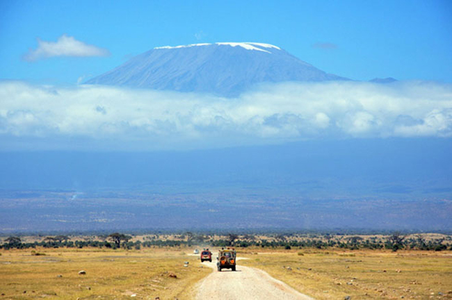 Núi Kilimanjaro, Tanzania

Nóc nhà Châu Phi chính là tên gọi của ngọn núi Kilimanjaro - nằm ở vùng giáp ranh giữa hai quốc gia Tanzania và Kenya, phía nam xích đạo, được mệnh danh là "nóc nhà của châu Phi" và là một trong bảy ngọn núi cao nhất thế giới.

Đối với người dân bản địa thì Kilimanjaro có một ý nghĩa vô cùng quan trọng. Đó là nơi trú ngụ của thiên nhiên hoang dã, là lý tưởng mà con người ước mơ có thể vươn tới, và còn là biểu tượng cho nền độc lập châu Phi.

Chinh phục Kilimanjaro luôn là niềm mơ ước của tất cả các nhà thám hiểm trên thế giới. Mỗi năm, nơi đây đón 30.000 nhà leo núi thám hiểm đến từ khắp nơi trên thế giới
