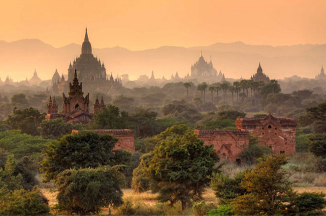 Cổ thành Bagan, Myanmar

Không chỉ nổi tiếng bởi là vùng đất của những công trình đền chùa độc đáo nhất Đông Nam Á, Bagan còn mang một màu sắc huyền bí, linh thiêng với vô số những bất ngờ thú vị.

Thành phố cổ Bagan có rất nhiều ngôi đền và miếu thờ Phật, vào thế kỷ thứ 13 tối đa có tới hơn 10.000 tòa, hiện tại chỉ còn lại 2.200 tòa.
