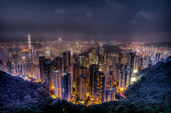 Đỉnh Victoria, Hongkong

Núi Thái Bình (Victoria Peak) nằm ở phía tây của Hồng Kông, nó nằm trên một hòn đảo cách mặt nước biển hơn 500 m, đứng ở đây có thể nhìn thấy thành phố với rất nhiều màu sắc vào ban đêm.

Quang cảnh nhìn từ trên đỉnh rất ấn tượng, phía dưới là vịnh Victoria, khu Central với các tòa nhà cao tầng và bán đảo Cửu Long.

Ngọn núi này cũng có giá trị đất đắt nhất thế giới với nhiều gia đình giàu có sinh sống ở đây. Đỉnh núi này có trạm liên lạc radio đóng cửa đối với công chúng nhưng các khu vực xung quanh thì bao gồm các công viên, khu đất ở đắt giá.
