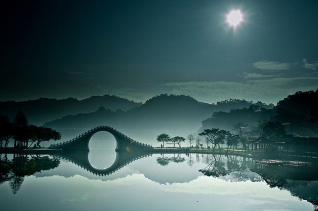 Cầu Mặt Trăng, Đài Loan

Giữa dòng nước yên ả, trong bầu không khí tĩnh lặng, sương mù giăng nhẹ trên mặt hồ, cầu Mặt Trăng tạo ra một sự phản chiếu hoàn hảo xuống mặt hồ. Bên trên là vầng trăng sáng vằng vặc giữa bầu trời đêm. Tất cả hiện lên như một bức tranh thủy mặc đẹp tuyệt mỹ.

Cầu Mặt Trăng nằm trong Công viên Hồ Lớn, quận Neihu ở Đài Bắc. Đây là một địa điểm rất thu hút khách du lịch của Đài Loan.
