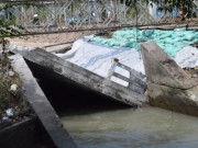 Tin tức - Sập cầu đang thi công, 3 công nhân bị hàng trăm tấn bê tông nhấn chìm xuống nước