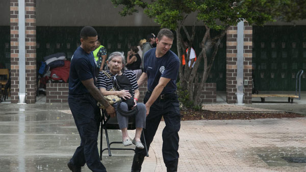 Siêu bão amp;#39;quái vậtamp;#39; Irma trút cuồng nộ lên Florida, toàn bộ chìm trong biển nước - 7