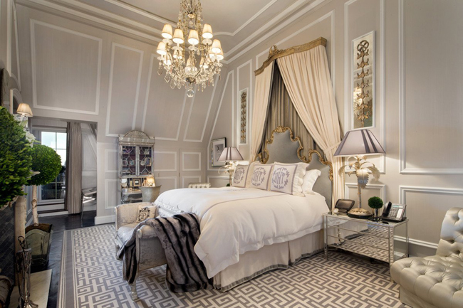 Phòng ngủ chính sang trọng chẳng khác nào trong các gia đình hoàng gia.
