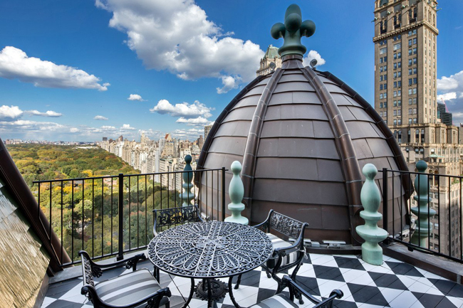 Trên sân thượng có một bàn trà, tầm nhìn bao quát khung cảnh thành phố New York sôi động.
