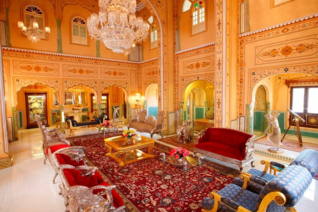 Khách sạn Raj Palace, Jaipur, Ấn Độ (53.550 USD/đêm):

Tới với khách sạn Raj Palace, bạn sẽ có hai lựa chọn thú vị khi muốn đặt phòng nguyên thủ, đó là Shahi Mahal và Maharaja’s Pavilion. 
