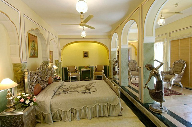 Maharaja’s Pavilion thường được ưu ái lựa chọn hơn. Đó là căn hộ 4 tầng, 4 phòng ngủ. Với tổng diện tích gần 1.500m2, Maharaja’s Pavilion có khu phòng khách và quầy bar riêng, có bảo tàng, thư viện và phòng ăn đầy đủ, ban công và bể bơi spa ở tầng trên cùng. 
