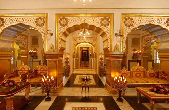 Nét ấn tượng của Maharaja’s Pavilion là cách bài trí đèn trần khổng lồ và các họa tiết trang trí dát vàng. 
