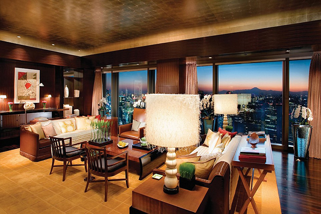 Khách sạn Mandarin Oriental, Tokyo, Nhật Bản (13.355 USD):

Phòng nguyên thủ của khách sạn Mandarin Oriental nằm trên tầng 36, có một phòng ngủ lớn với giường cỡ đại và chăn gối bằng vải bông Ai Cập.
