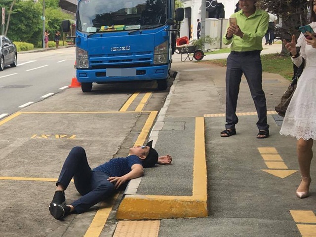 Hành động lạ của ca sĩ Quách Tuấn Du: Nằm sõng soài trên đường phố Singapore