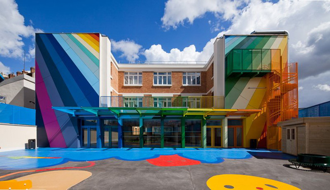 Trong danh sách này còn có trường mẫu giáo École Maternelle Pajol, Pháp. Đây là một tòa nhà có 4 lớp học được xây dựng từ năm 1940 nhưng đã được sửa chữa lại và 'thay áo mới' rực rỡ đầy sắc màu.
