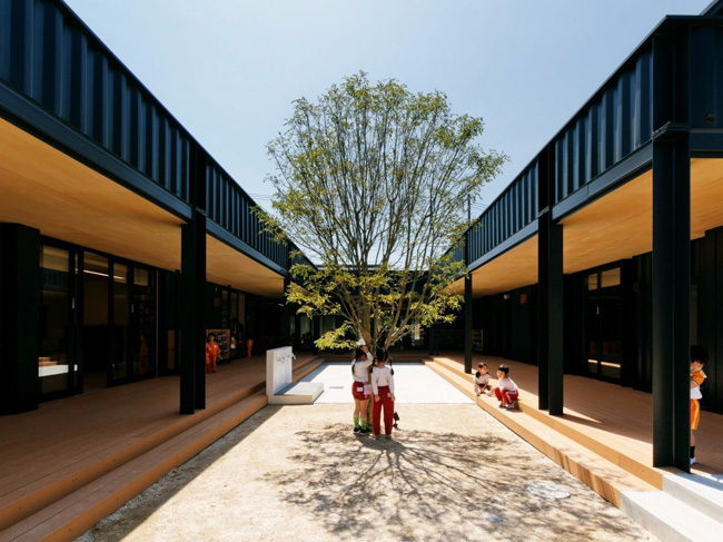Ngôi trường OA Kindergarten ở thành phố Saitama của Nhật Bản được thiết kế hoàn toàn từ các thùng container vững chắc, đảm bảo vừa có thể chống được động đất, vừa có chỗ vui chơi thoải mái cho các em ở ngoài trời. 

