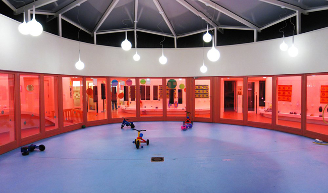 Trường mẫu giáo Sarreguemines nằm ở Sarreguemines, Pháp được thiết kế giống như một tế bào lớn màu hồng với sân chơi là 'hạt nhân' nằm chính giữa và các phòng học bao quanh.
