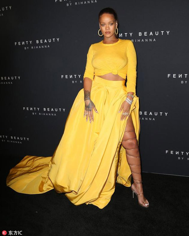 Đôi giày mỗi lần đi là amp;#34;phát khổ phát sởamp;#34; nhưng vì sexy Rihanna vẫn cắn răng chịu đựng - 2