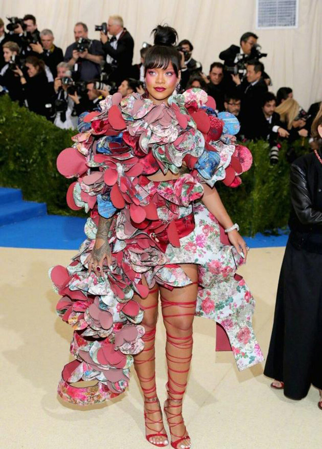Đôi giày mỗi lần đi là amp;#34;phát khổ phát sởamp;#34; nhưng vì sexy Rihanna vẫn cắn răng chịu đựng - 4