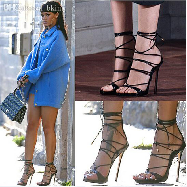 Đôi giày mỗi lần đi là amp;#34;phát khổ phát sởamp;#34; nhưng vì sexy Rihanna vẫn cắn răng chịu đựng - 6
