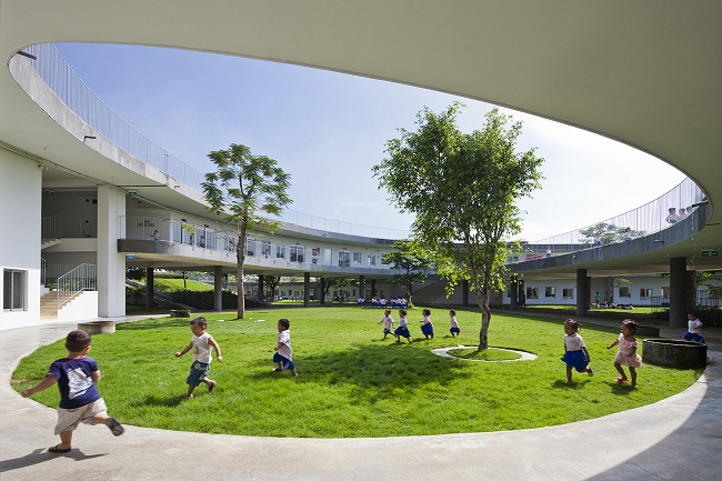 Trường có diện tích 3.800m2 với thiết kế hình xuyến kết nối mái nhà và sân chơi tạo nên một màu xanh trải dài, có sức phục vụ con cái của 23.000 công nhân có mức thu nhập thấp tại Đồng Nai.
