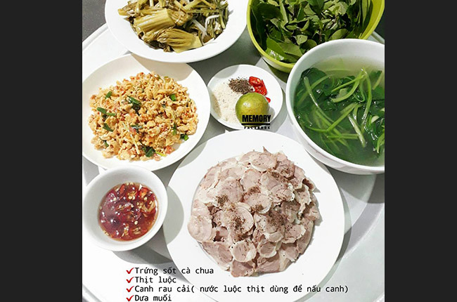 Là người trực tiếp lo lắng việc cơm nước trong gia đình, chị Lê Thị Thu Hà luôn cố gắng sắp xếp mâm cơm mỗi ngày sao cho đúng tiêu chí ngon - bổ - rẻ.
