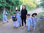 Làng sao - Ca sĩ Phi Nhung: Không thể lấy chồng vì quá đông con