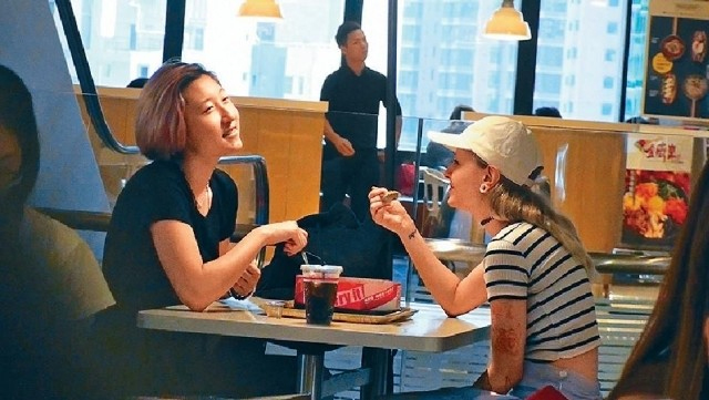 Bắt gặp amp;#34;con rơi của Thành Longamp;#34; thoải mái ôm ấp người tình đồng giới lớn hơn cả chục tuổi - 1