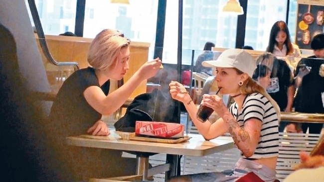 Bắt gặp amp;#34;con rơi của Thành Longamp;#34; thoải mái ôm ấp người tình đồng giới lớn hơn cả chục tuổi - 2