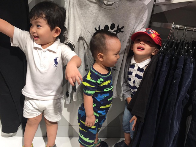 Con trai Khánh Thi - Phan Hiển siêu quậy, hết bò lại nằm ở khu mua sắm - 2