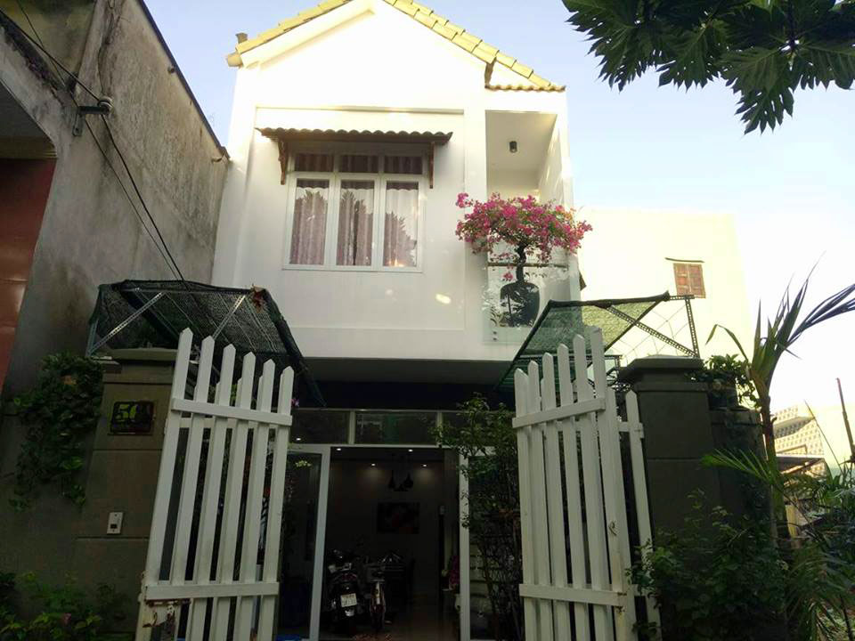 Mẹ Đà Nẵng amp;#34;biếnamp;#34; sân gạch chỉ 30m² trước nhà thành vườn hoa lan rực rỡ - 2