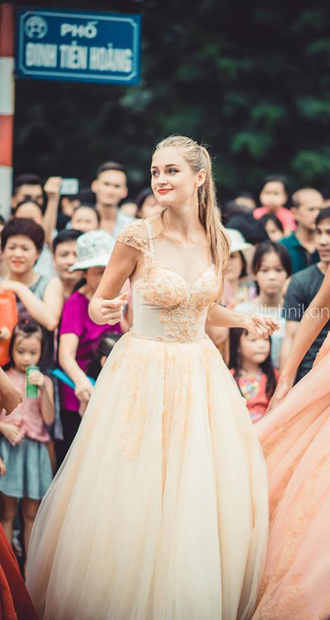 Thiên thần tóc vàng trên phố đi bộ Hồ Gươm khiến giới trẻ Việt đứng ngồi không yên - 3