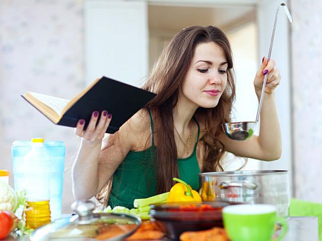 Phụ nữ hiện đại cần gì phải biết nấu ăn, biết kiếm tiền để thuê giúp việc là được rồi!