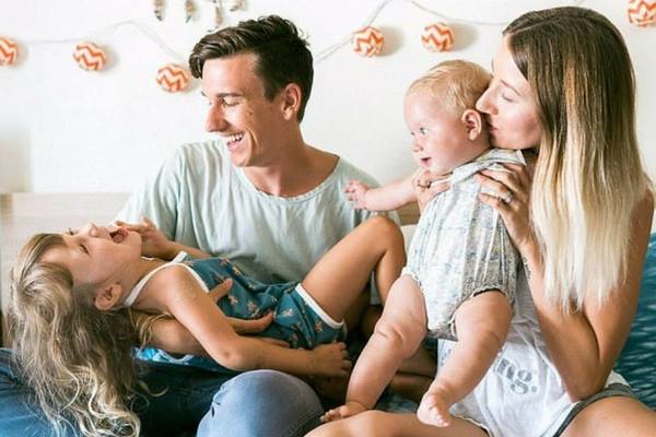 Bức ảnh bé gái 3 tuổi ngơ ngác nhìn mẹ đau đớn sinh em gây chú ý - 2