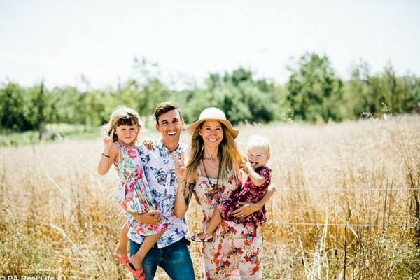 Bức ảnh bé gái 3 tuổi ngơ ngác nhìn mẹ đau đớn sinh em gây chú ý - 1