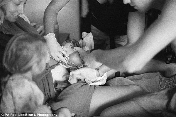 Bức ảnh bé gái 3 tuổi ngơ ngác nhìn mẹ đau đớn sinh em gây chú ý - 8