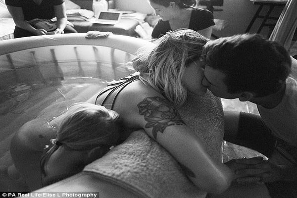 Bức ảnh bé gái 3 tuổi ngơ ngác nhìn mẹ đau đớn sinh em gây chú ý - 3