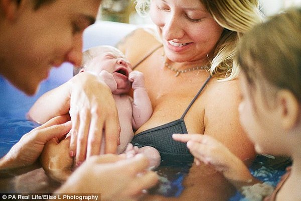 Bức ảnh bé gái 3 tuổi ngơ ngác nhìn mẹ đau đớn sinh em gây chú ý - 7