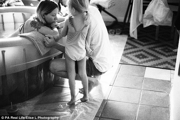 Bức ảnh bé gái 3 tuổi ngơ ngác nhìn mẹ đau đớn sinh em gây chú ý - 5