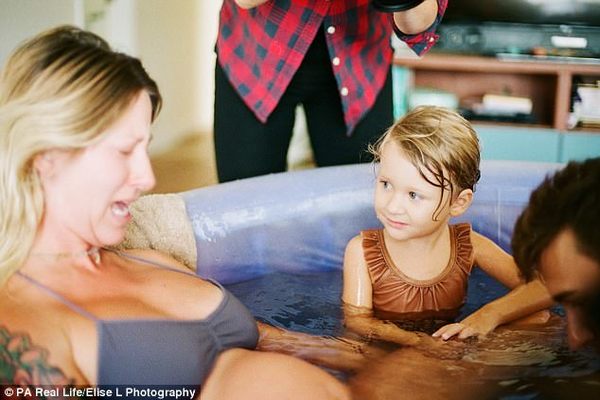 Bức ảnh bé gái 3 tuổi ngơ ngác nhìn mẹ đau đớn sinh em gây chú ý - 6