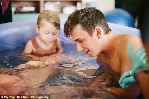 Bức ảnh bé gái 3 tuổi ngơ ngác nhìn mẹ đau đớn sinh em gây chú ý - 4