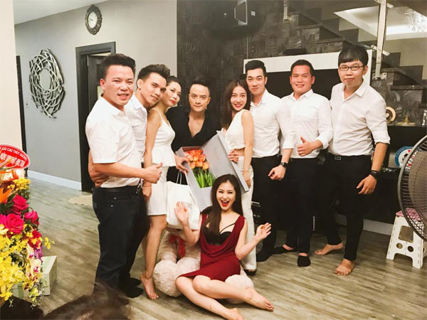 Sao Việt 24h: Thái Trinh say đắm hôn Quang Đăng trên bờ biển - 5
