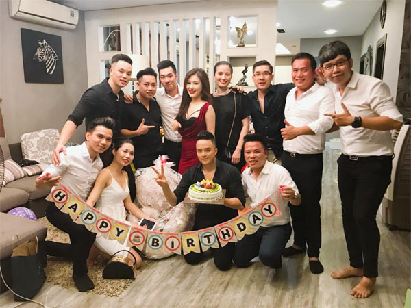 Sao Việt 24h: Thái Trinh say đắm hôn Quang Đăng trên bờ biển - 6