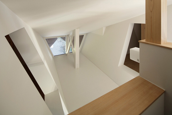 Kì lạ căn nhà có kiến trúc mái “rủ” xuống sàn - 16