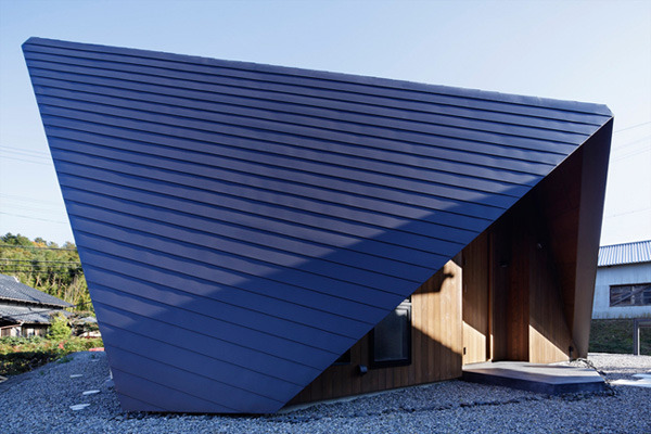 Kì lạ căn nhà có kiến trúc mái “rủ” xuống sàn - 5