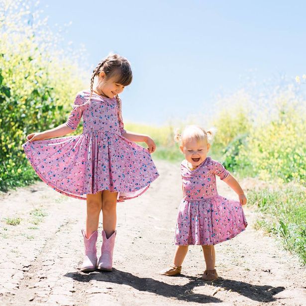 Bức ảnh bé gái 3 tuổi ngơ ngác nhìn mẹ đau đớn sinh em gây chú ý - 10