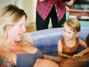 Bà bầu - Bức ảnh bé gái 3 tuổi ngơ ngác nhìn mẹ đau đớn sinh em gây chú ý